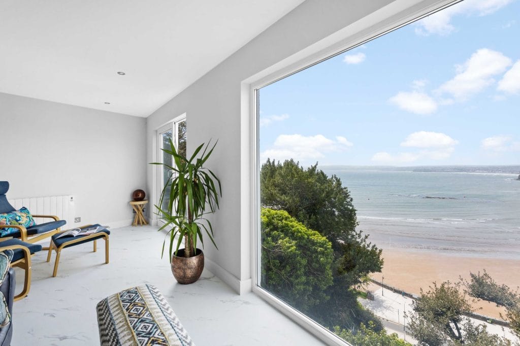 Torquay romantic cottage with sweeping beach and sea views