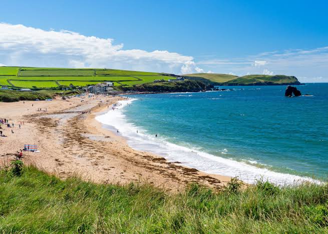 Overlooking the sweeping sand at Thurlestone Beach, Devon, UK.